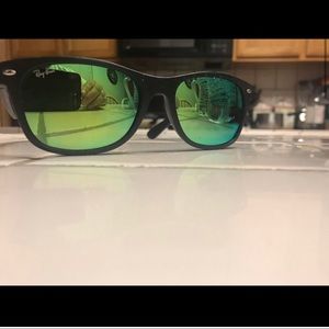 Ray Ban New Wayfarer RB2132 Green Lens